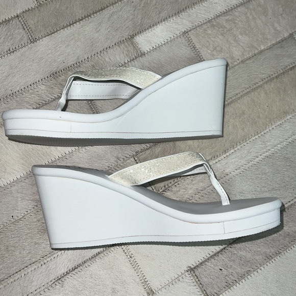 Victoria’s Secret woman’s flip flops - Picture 8 of 9